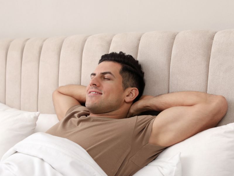 Homme satisfait dans son lit