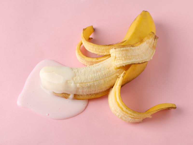 Banane avec sperme qui coule