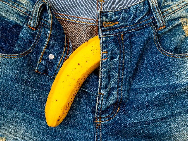 Banane qui sort d'un pantalon