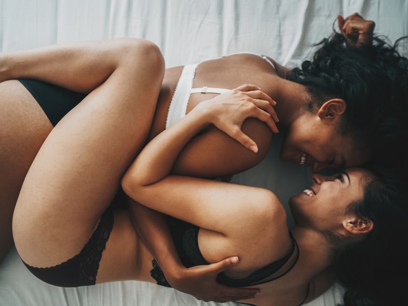 Deux lesbiennes dans un lit