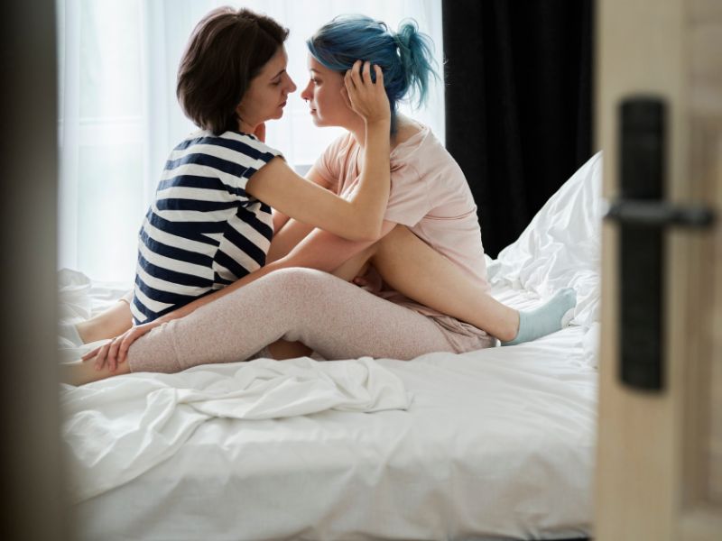 Couple enlacé dans un lit