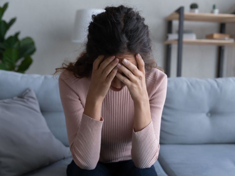 Femme qui se tient la tête